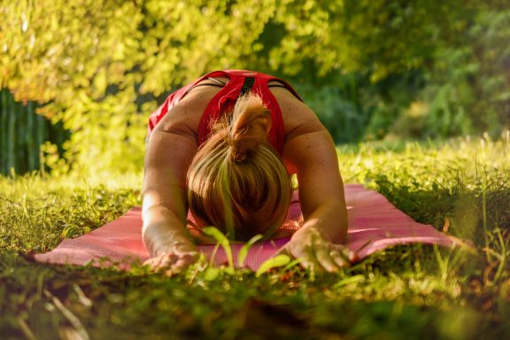 femme yoga tapis nature