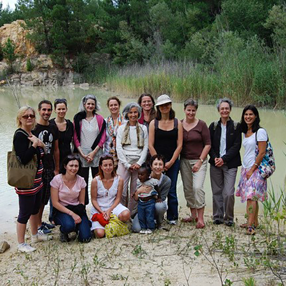 vue d'un groupe en stage de yoga