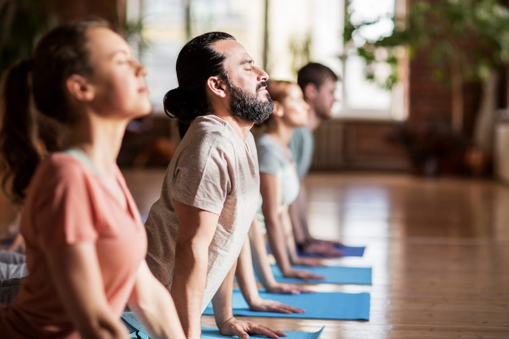 Groupe de personne à un cours de yoga - Institut Français de Yoga