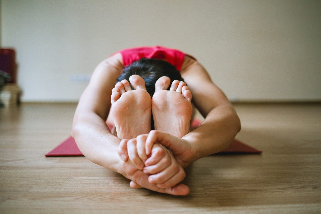 Femme faisant du yoga sur un tapis de gym