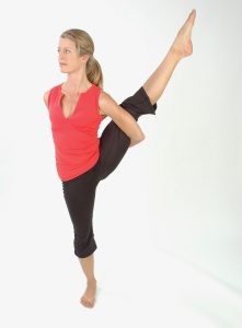 Femme debout pratiquant le yoga