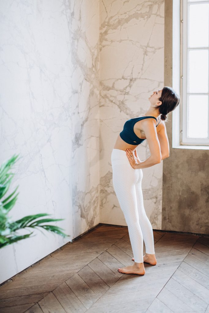 Femme pratiquant le yoga